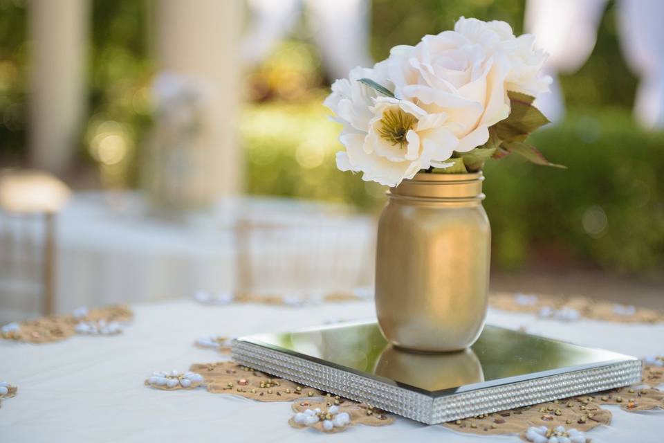 Cocktail table centerpiece