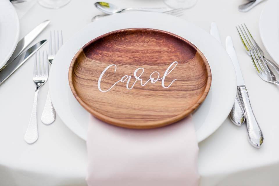 Wood plates with white calligraphy
