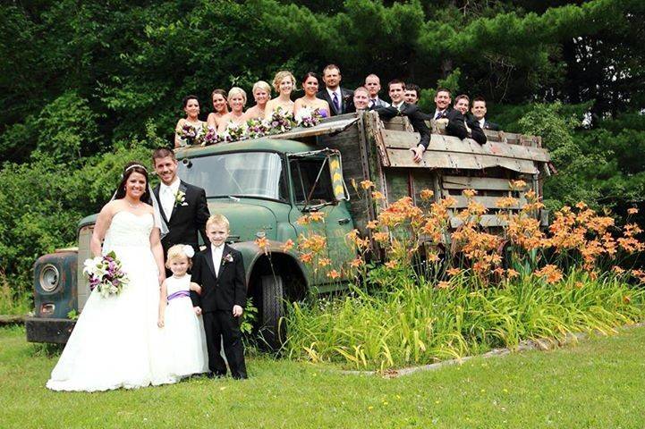 Couple with bridesmaids and goomsmen