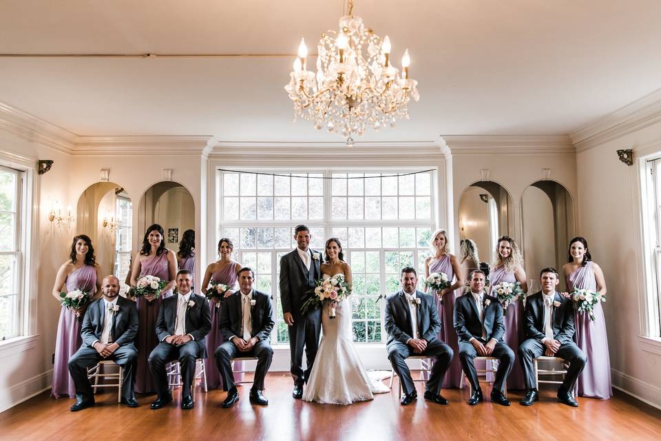 Couple with groomsmen and bridesmaids