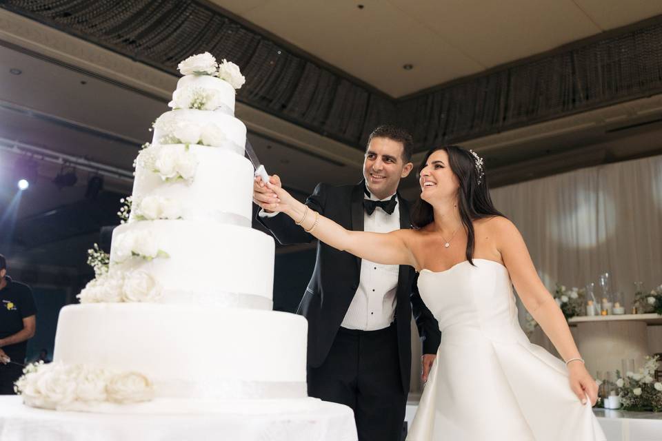 Timeless Elegant Wedding Cake