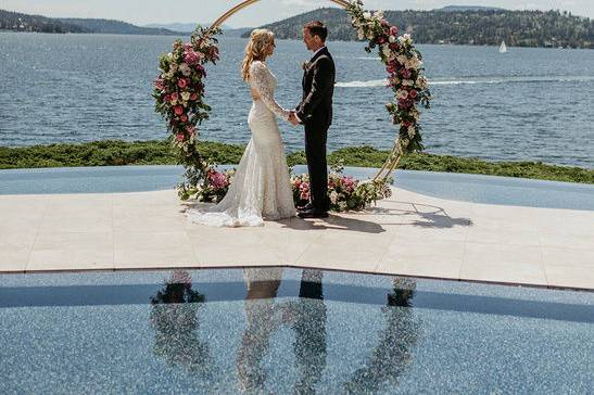 Newlyweds by the circle arch