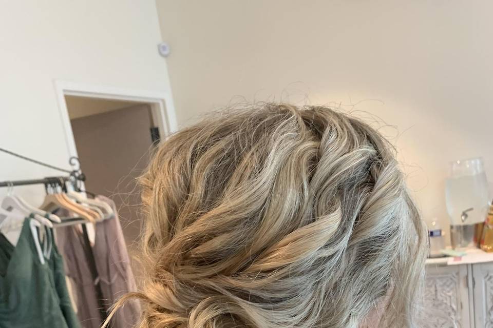 Beachy bridesmaid updo