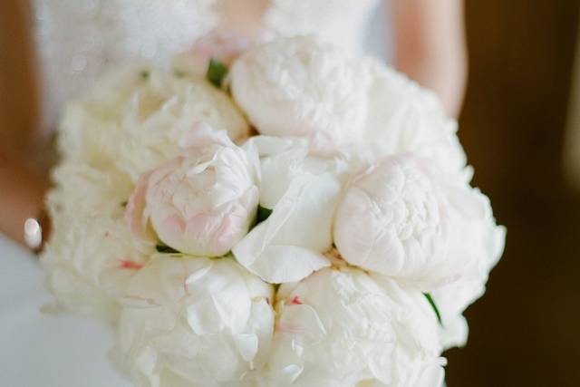 White bouquet Greg FInck PhotographyModern LA WeddingsMalibu Rocky Oaks Estate Vineyards