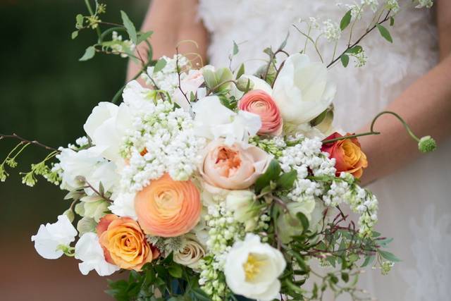 Small bouquet Miki & Sonja PhotographyKristin Banta EventsOjai Valley Inn
