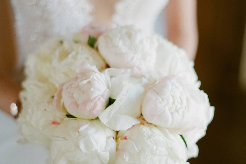 White bouquet Greg FInck PhotographyModern LA WeddingsMalibu Rocky Oaks Estate Vineyards