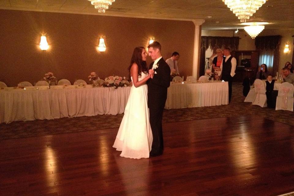 Bride and Groom First Dance - Dr Dance - Indianapolis' Premier DJ
