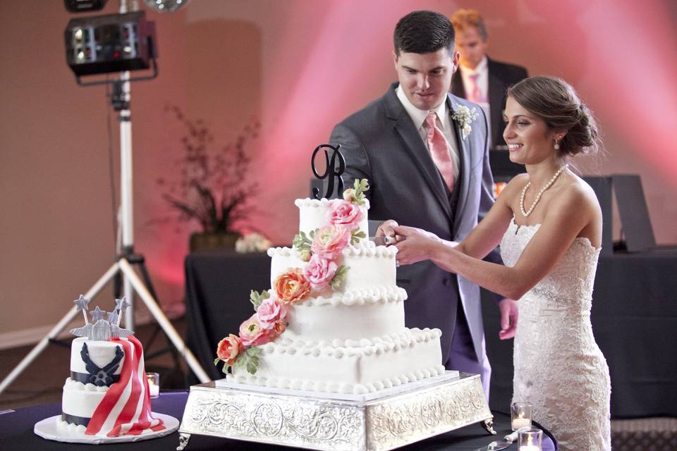 Couple cutting the cake