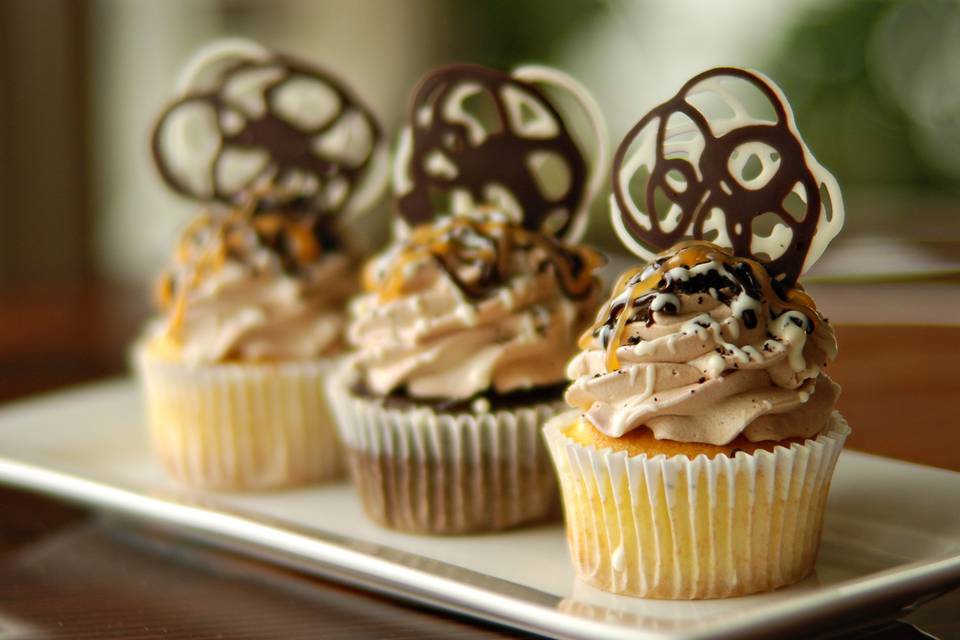 Cupcake with chocolate and white chocolate toppings