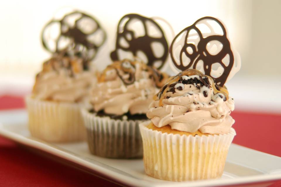 Cupcake with chocolate and white chocolate toppings