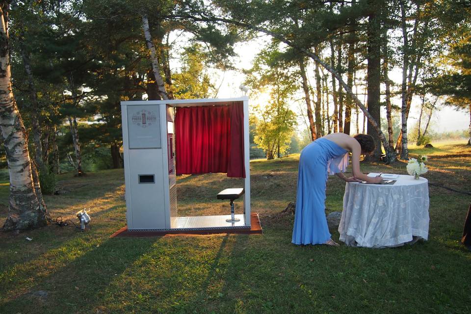 Photobooth Planet - Photo Booth - Essex Junction, VT - WeddingWire