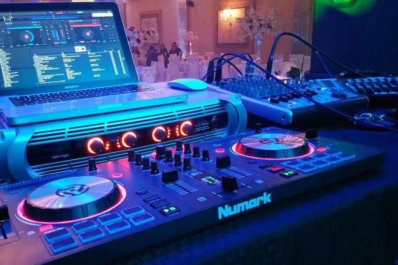 DJ mixer