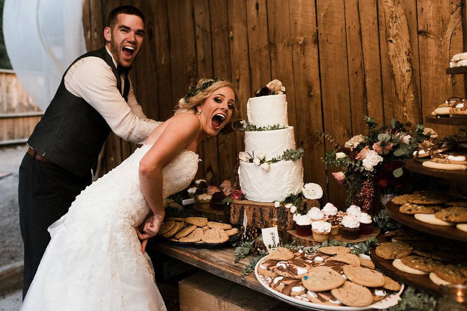 Newlyweds by their cake | Photo Credits: Kate Salley Photography