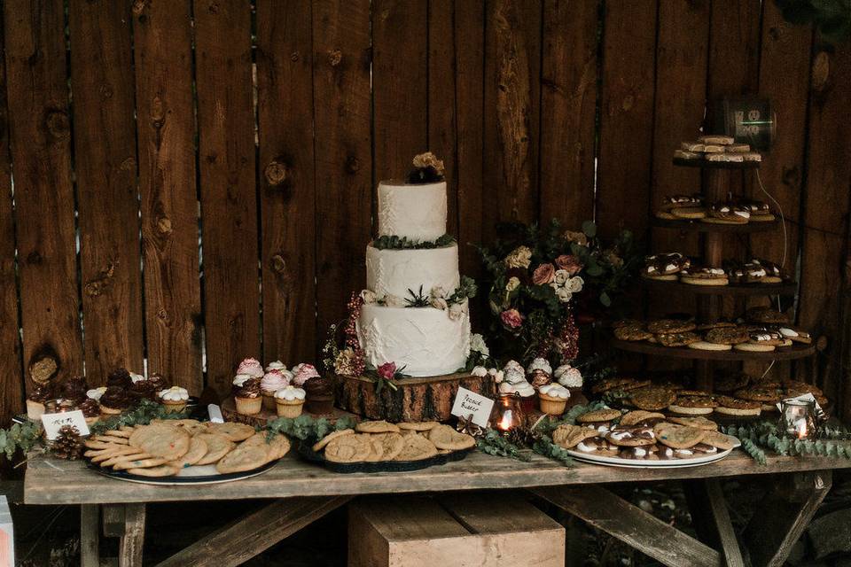 Newlyweds by their cake | Photo Credits: Kate Salley Photography