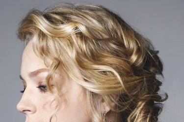loose hair extensions curled with 1 inch barrel iron
effortless beauty
