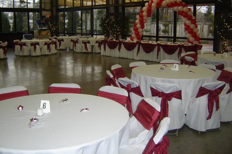 Reception hall in white and red motif