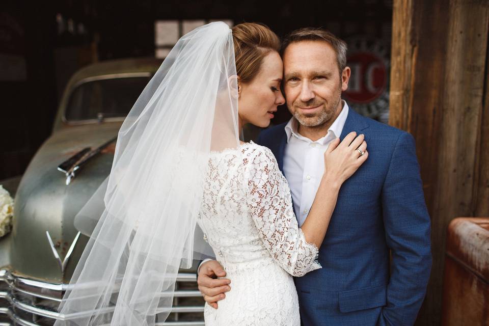 Newlyweds in front of a classic car