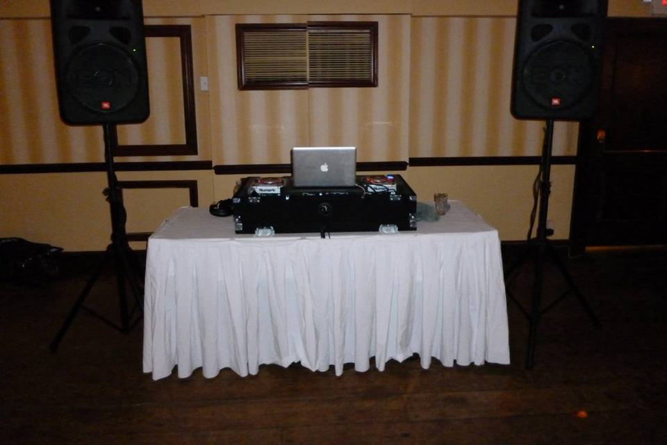 Compact Wedding Setup with JBL Eons, Mac Book Pro, Serato Scratch Live, Shure Wirless Mic, Numark Mixer and CD Players.