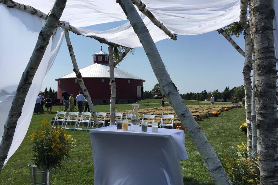 Outdoor wedding by Round Barn