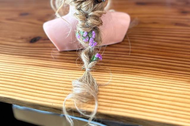 Beautiful DIY Macrame Flower Hairclip