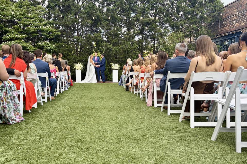 Outdoor ceremony aisle