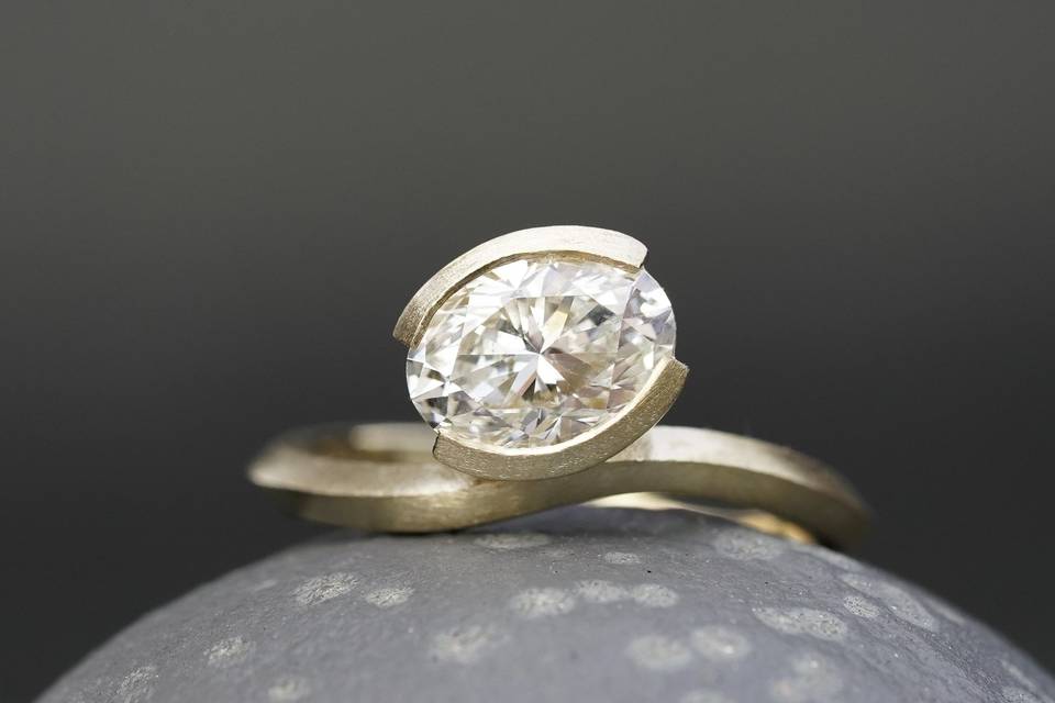 Heirloom oval wave ring