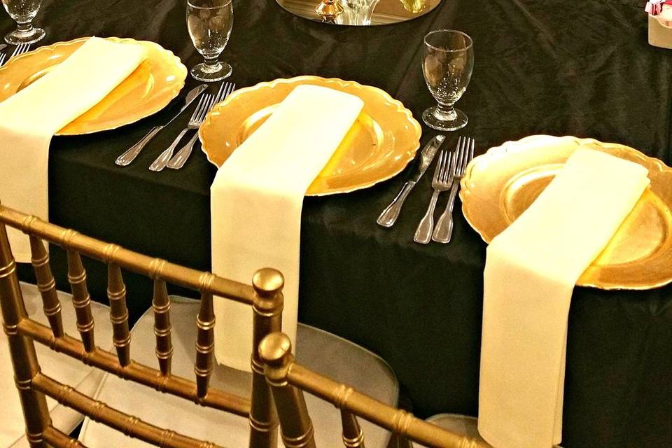 Table setting with centerpiece