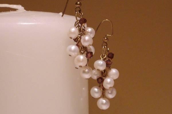 Perfect for your bridesmaids, these earrings are made with freshwater pearls and swarovski crystals and can be customized to coordinate with any color scheme. Also available in silver.
www.etsy.com/shop/jomariejewelry