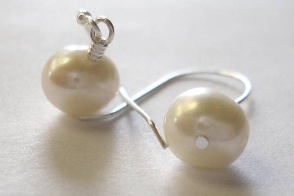 The epitome of simple elegance, these freshwater pearls are carefully chosen to match perfectly.
* 8mm Freshwater Pearls
* Sterling Silver Handcrafted Ear Hooks
* Made in Nashville (With Love)
www.etsy.com/shop/jomariejewelry