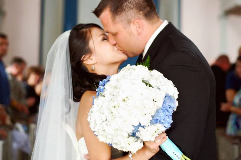 Bride and Groom Kiss!
Photo: Laura Matthews Photography