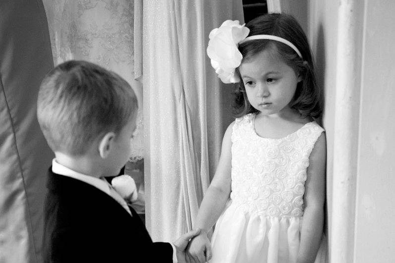 I'll hold your hand :-)
Ring Bearer and Flower Girl.
Photo: Laura Matthews Photography
