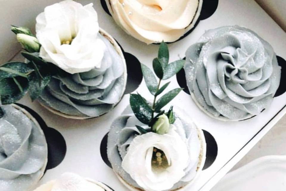 White and grey cupcakes