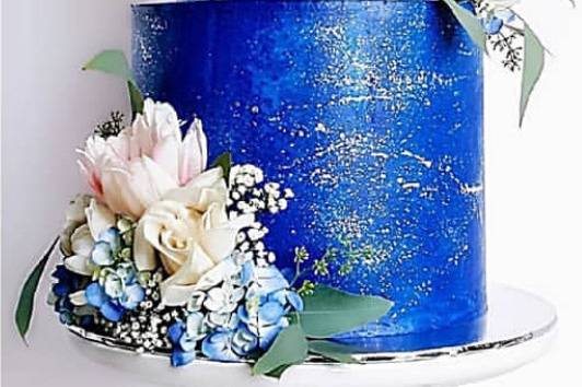 White and blue Wedding Cake