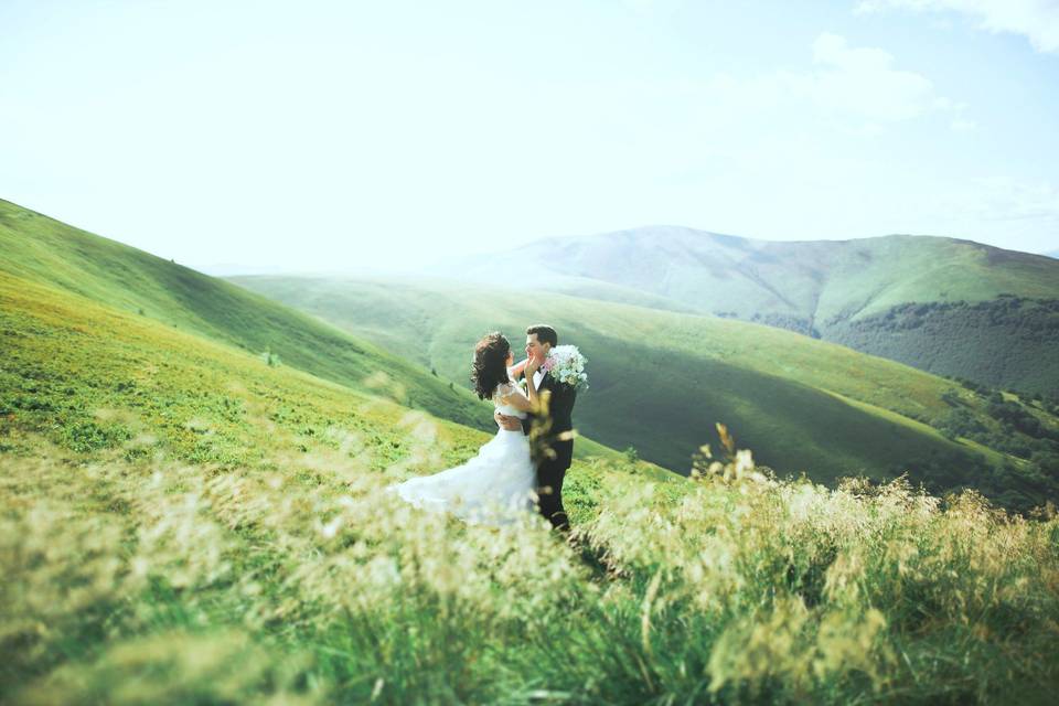 Lovely Hawaiian Weddings, Stunning Rolling Green Hills Backdrop