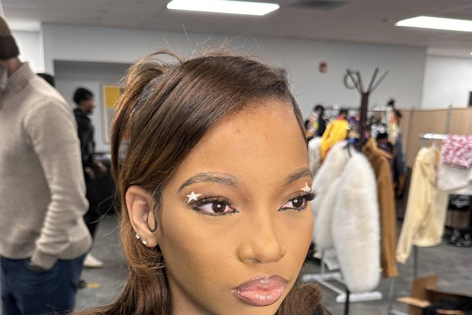 Queen Expressions Glam