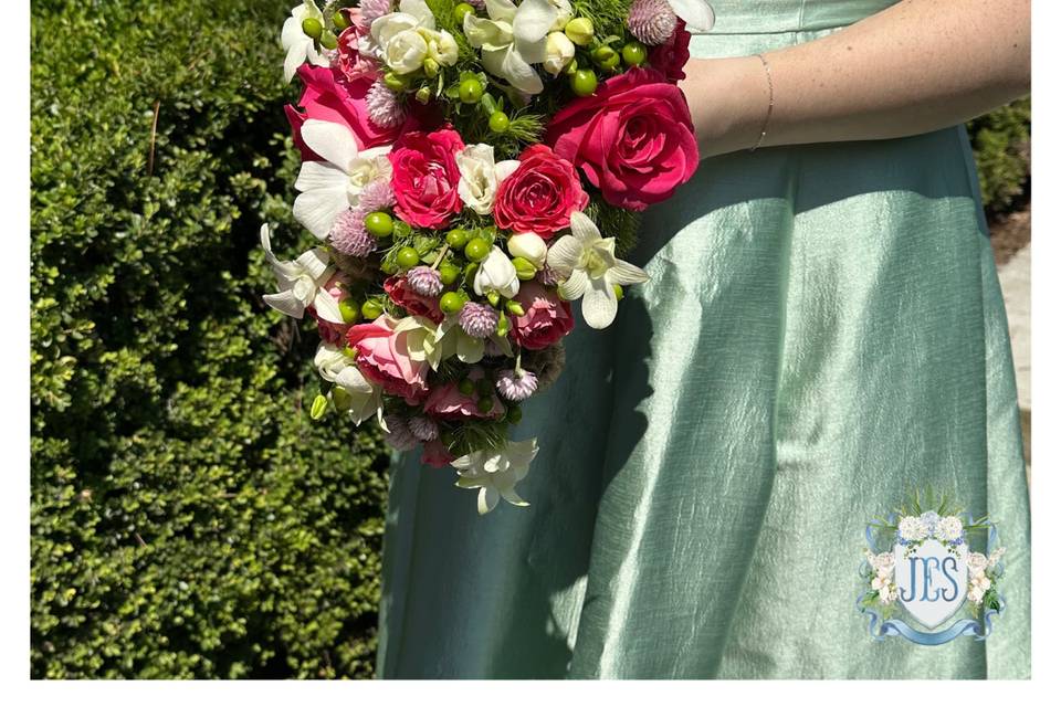 A stunning Cascading Bouquet