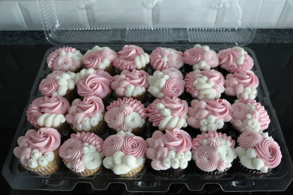 Galentine cupcakes (5).JPG