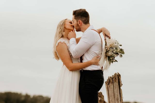 Bride & Groom kiss