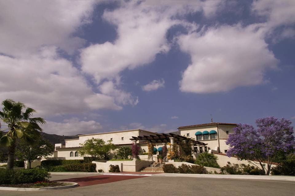 Exterior view of the Angeles National Golf Club