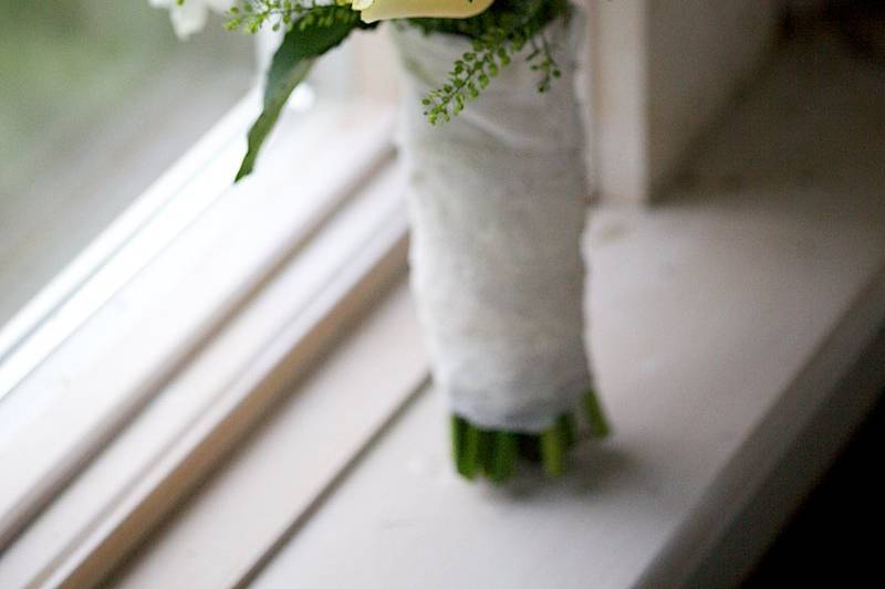 Bridal bouquet with yellow touches