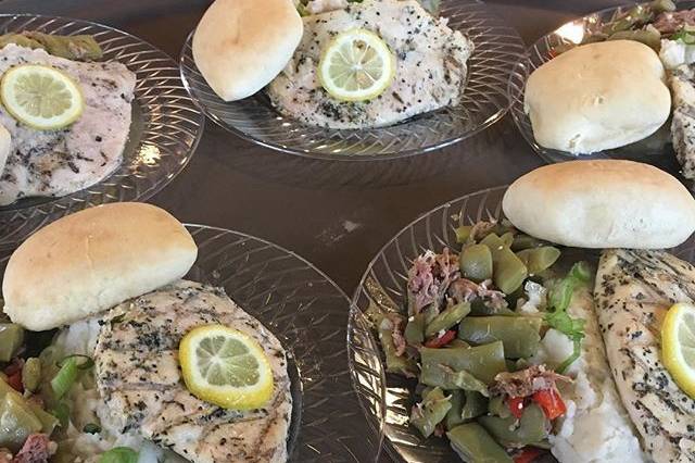 Sicilian Herb Chicken Breast, Green Beans with Smoked Turkey, and Garlic Mashed Potatoes, & Dinner Roll