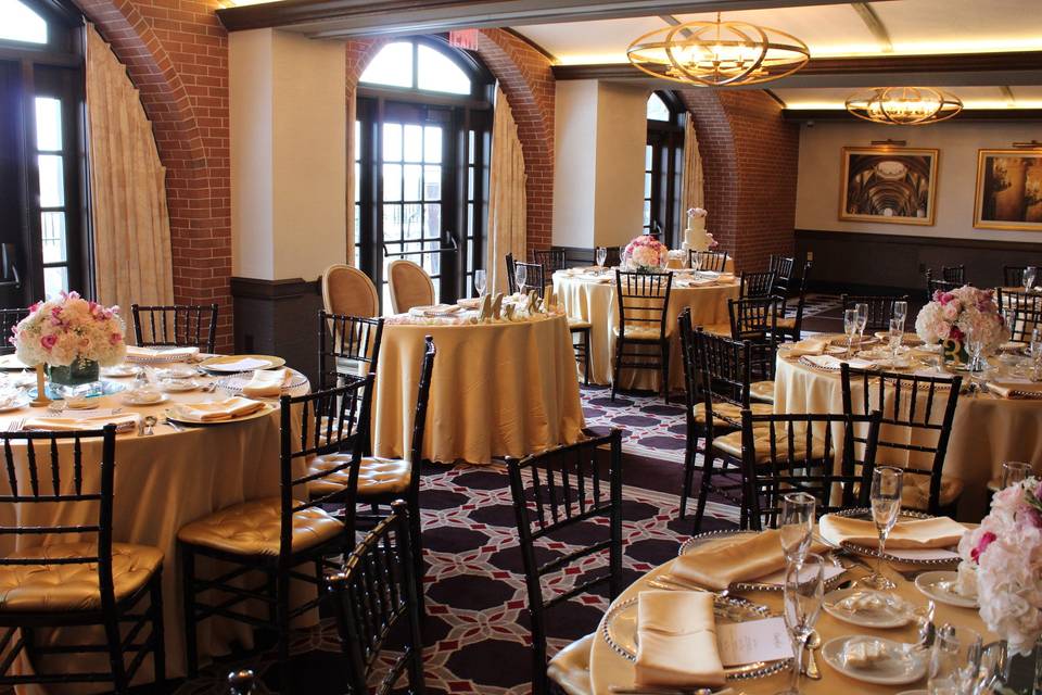 Wedding table setting with chiavari chairs