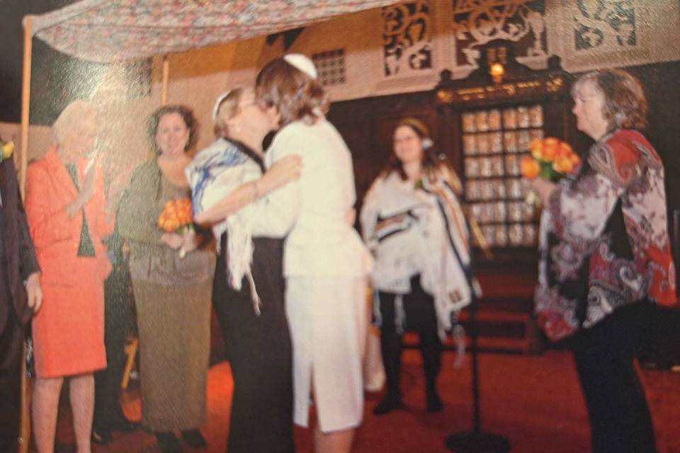 Kissing under the chuppah