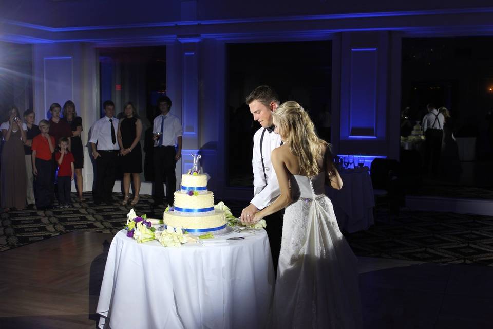 Trump national dc - spotlighted cake cutting