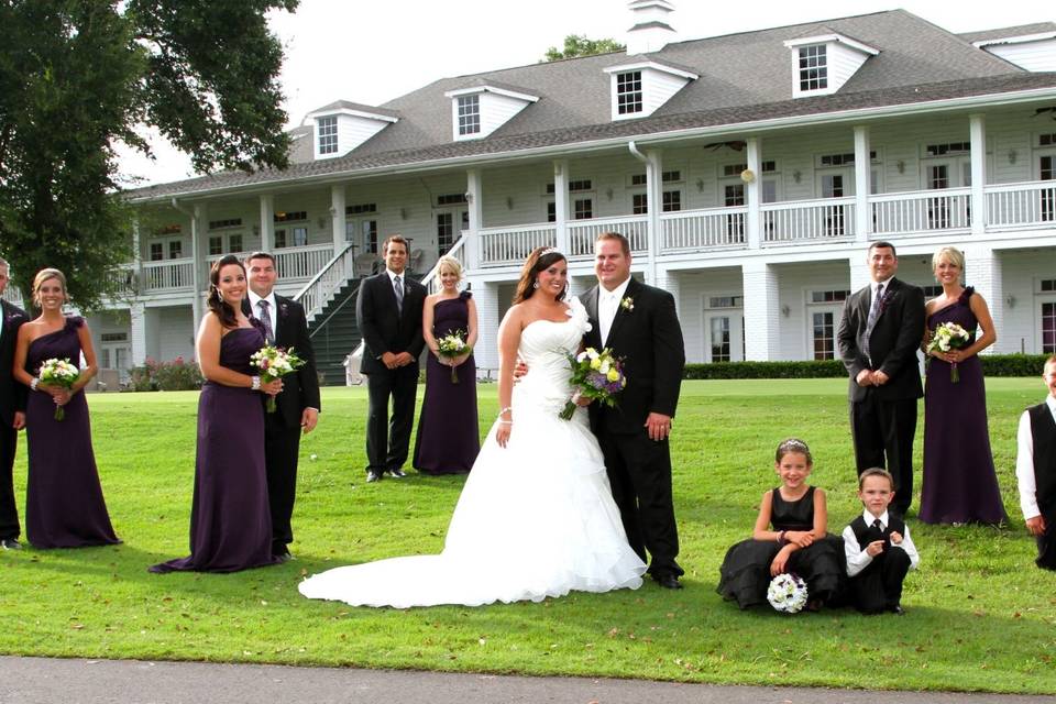 Bridal party photos with our beautiful plantation style clubhouse backdrop