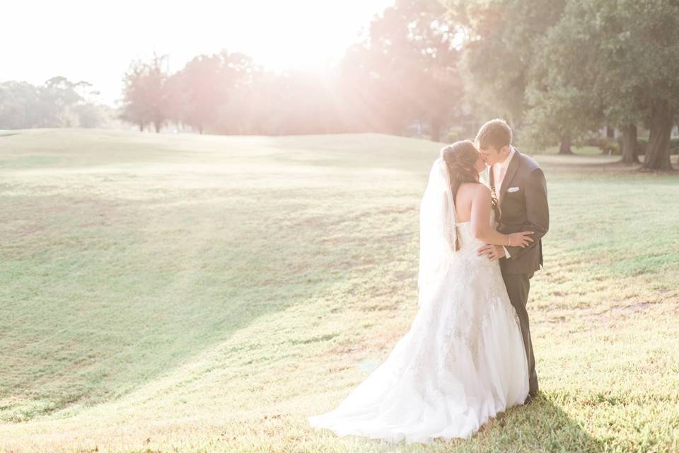 The kiss | Photo By: The Hendricks Photography