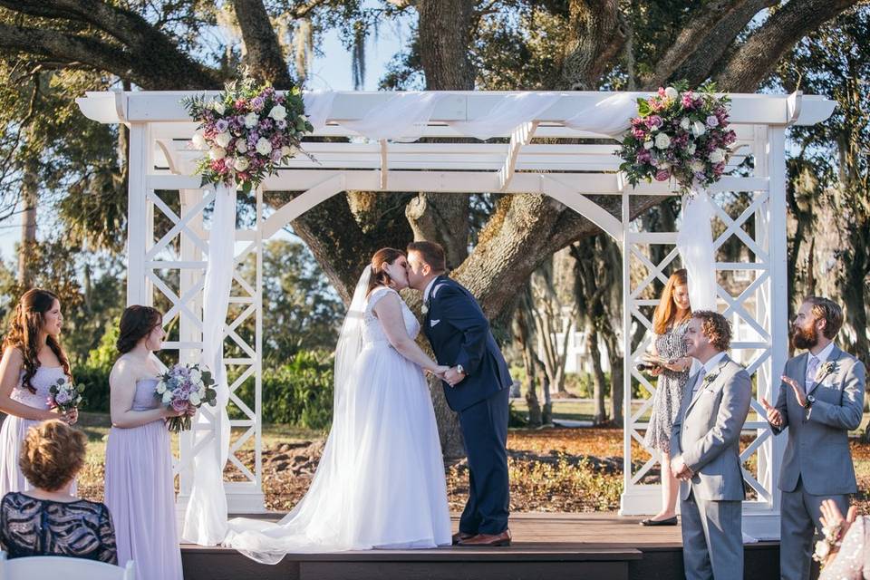 Ceremonial kiss | Photo Credit: Jenna Michele