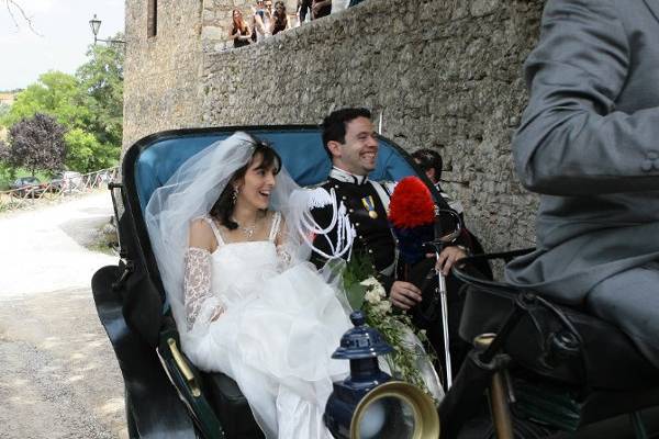 Bridal couple in horse and carriage