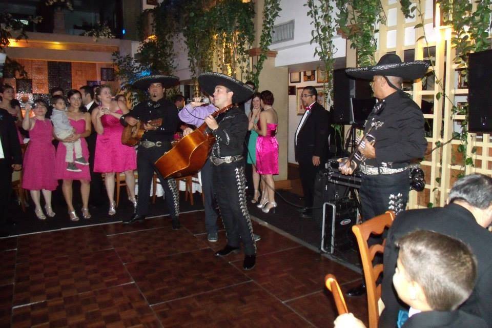 Sara Avila's Wedding, the mariachi block me... or he is a little fat or i'm to skinny!