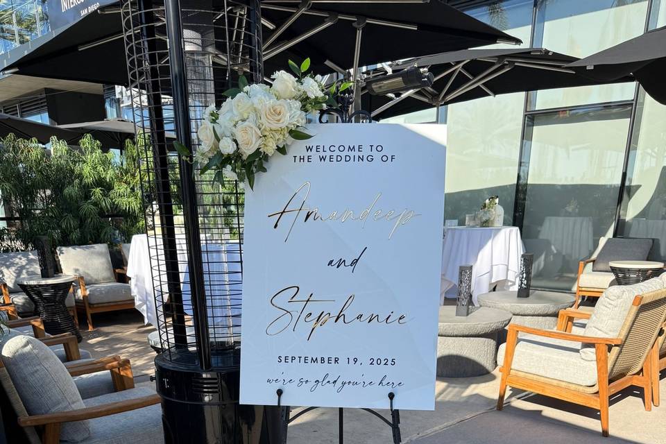 Welcome sign arrangement